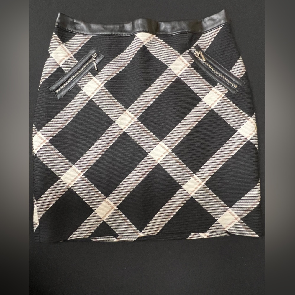 WHITE HOUSE BLACK MARKET “A” LINE SKIRT
SIZE 6  LARGE SCALE ARGYLE PATTERN